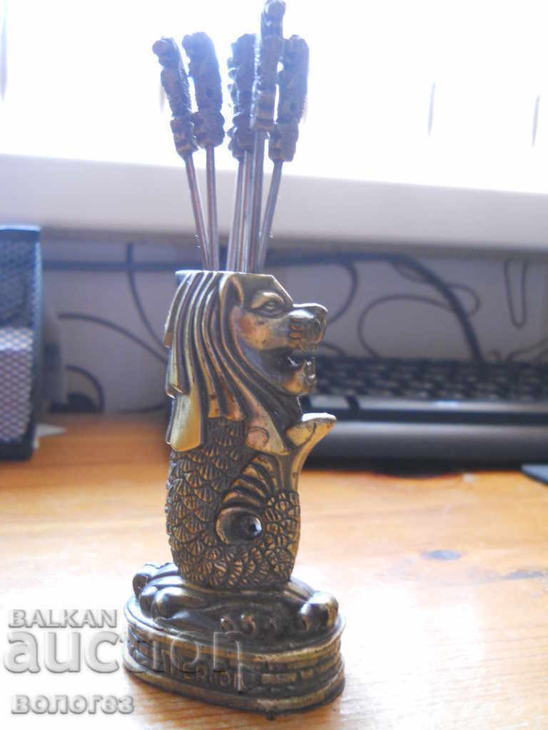 Merlion de bronz cu furculițe pentru aperitive - Singapore Merlion de bronz cu furculițe pentru aperitive - Singapore