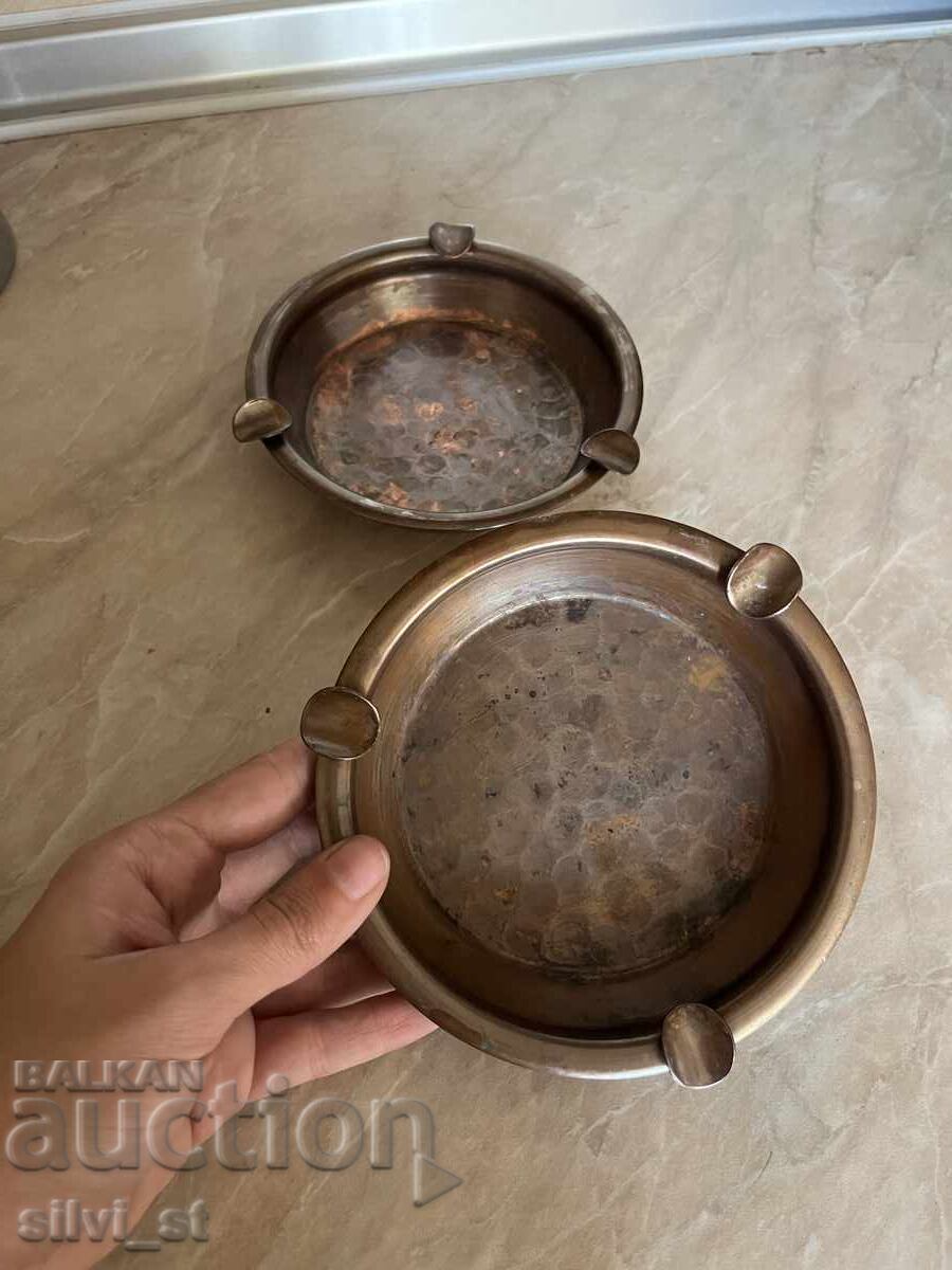 Παράδοση Δύο παλιά μπρούτζινα τασάκια