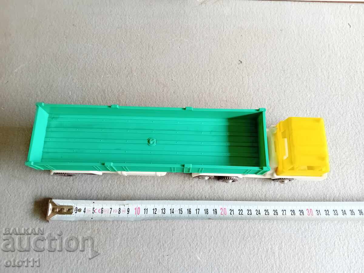 CAMION VECHI SOVIETIC, JUCĂRIE CU REMORCĂ cu preț 50.00 BGN | € 25.56