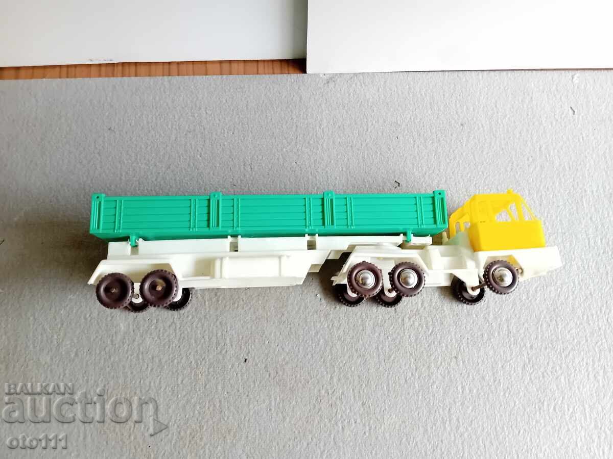 Licitație CAMION VECHI SOVIETIC, JUCĂRIE CU REMORCĂ