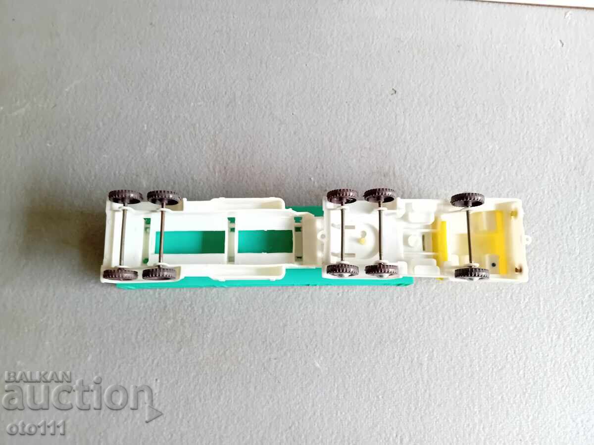 Livrarea CAMION VECHI SOVIETIC, JUCĂRIE CU REMORCĂ