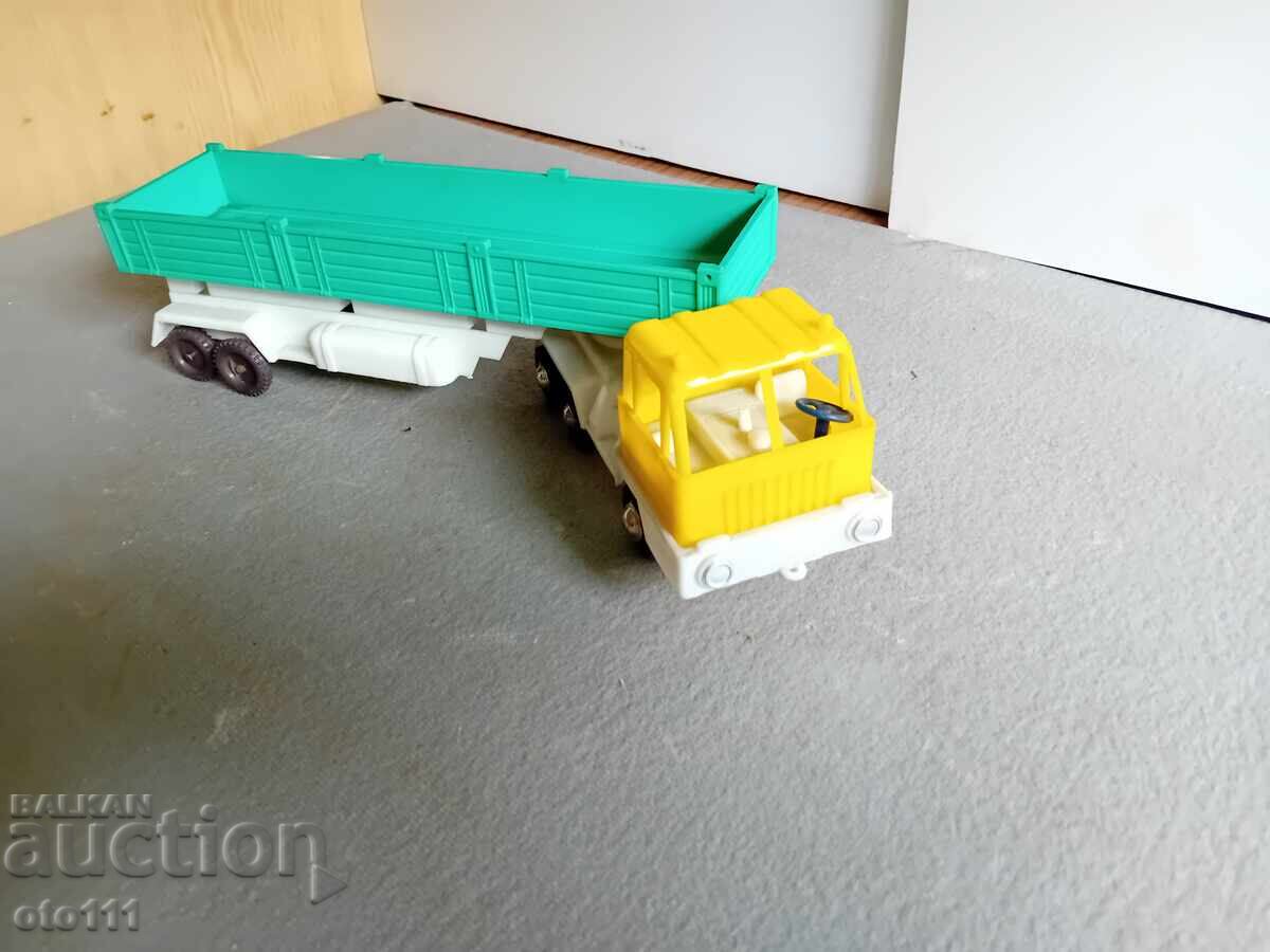 CAMION VECHI SOVIETIC, JUCĂRIE CU REMORCĂ