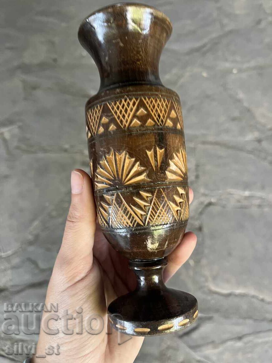 Ένα ξύλινο βάζο με τιμή 10.00 BGN | € 5.11 Ένα ξύλινο βάζο με τιμή 10.00 BGN | € 5.11