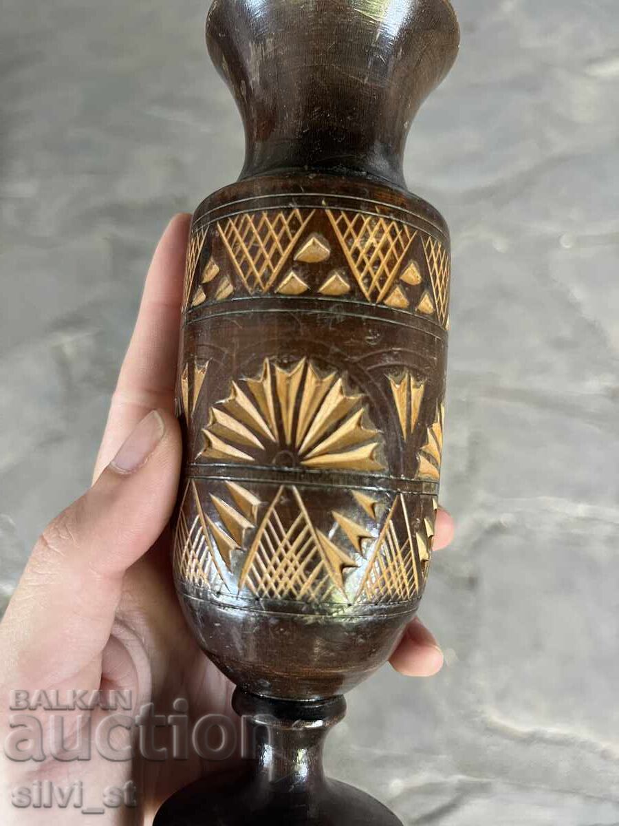 Δημοπρασία Ένα ξύλινο βάζο Δημοπρασία Ένα ξύλινο βάζο