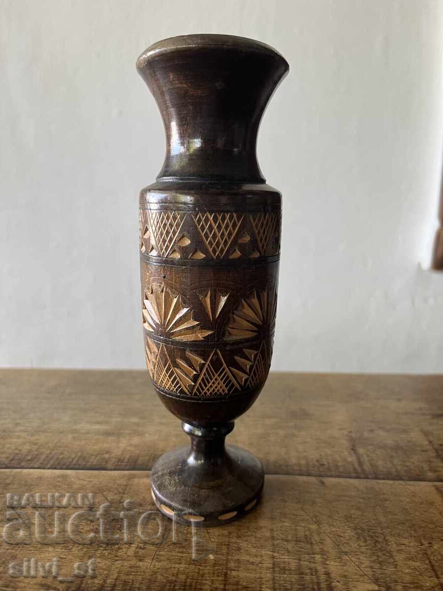 Ένα ξύλινο βάζο Ένα ξύλινο βάζο