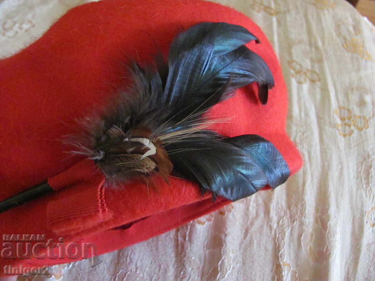 Красива червена дамска шапка барета -филц и пера с цена 29.00 лв. | € 14.83 Красива червена дамска шапка барета -филц и пера с цена 29.00 лв. | € 14.83