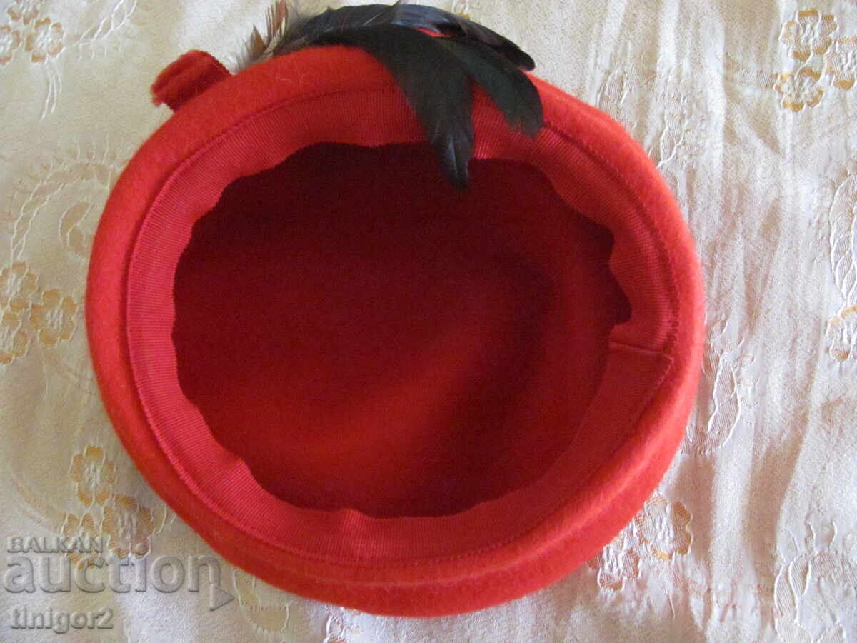 Аукцион Красива червена дамска шапка барета -филц и пера Аукцион Красива червена дамска шапка барета -филц и пера