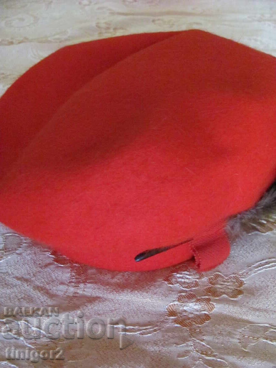 Доставка на Красива червена дамска шапка барета -филц и пера Доставка на Красива червена дамска шапка барета -филц и пера