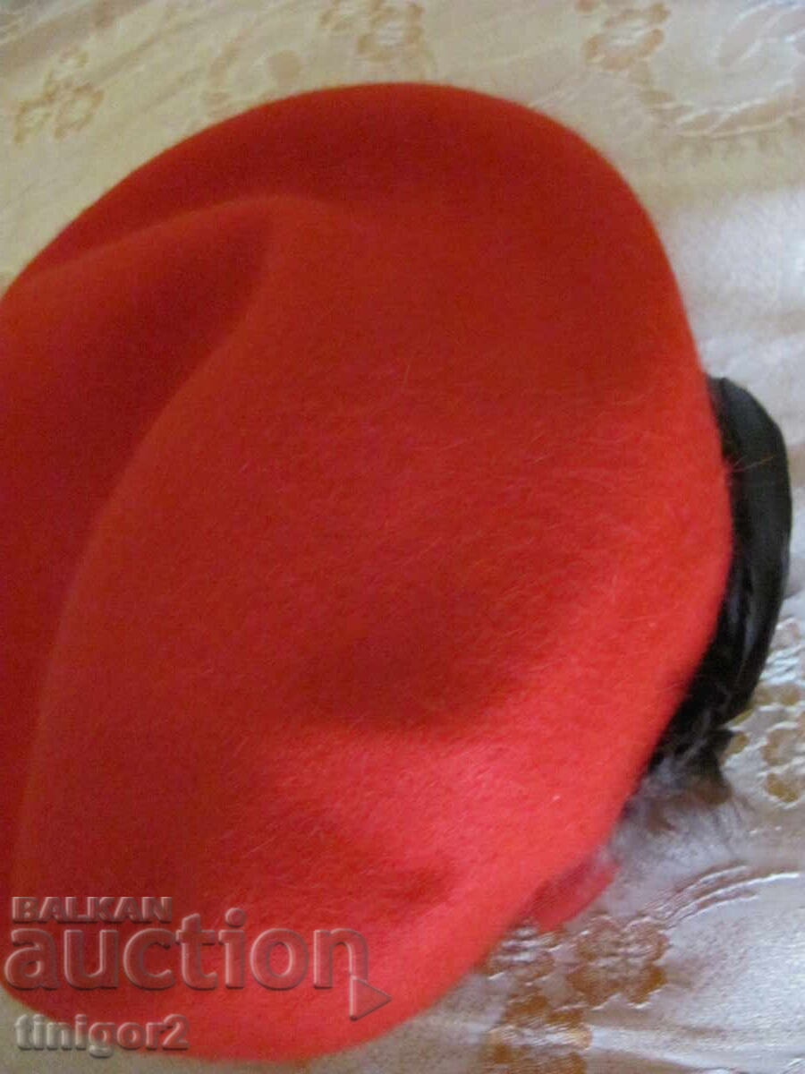 Красива червена дамска шапка барета -филц и пера - 5 Красива червена дамска шапка барета -филц и пера - 5