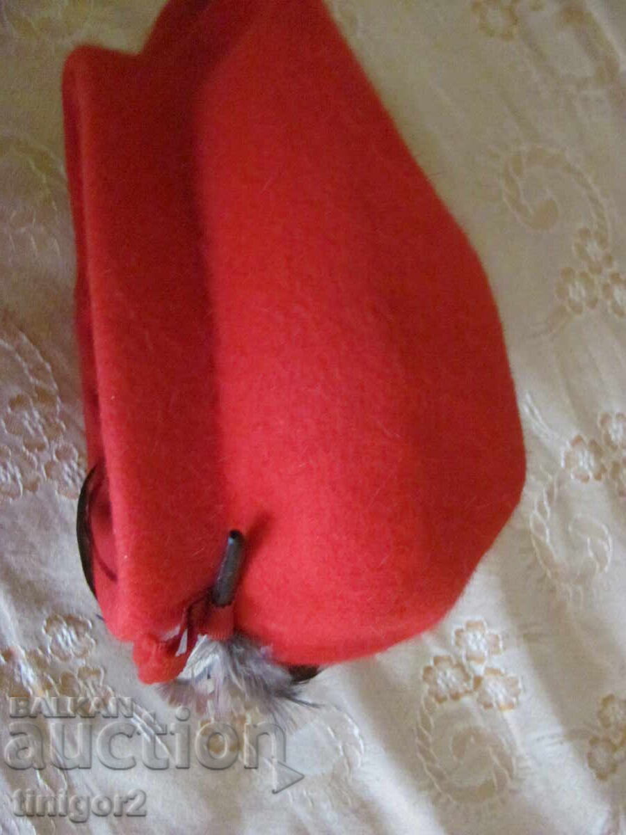 Красива червена дамска шапка барета -филц и пера - 6 Красива червена дамска шапка барета -филц и пера - 6