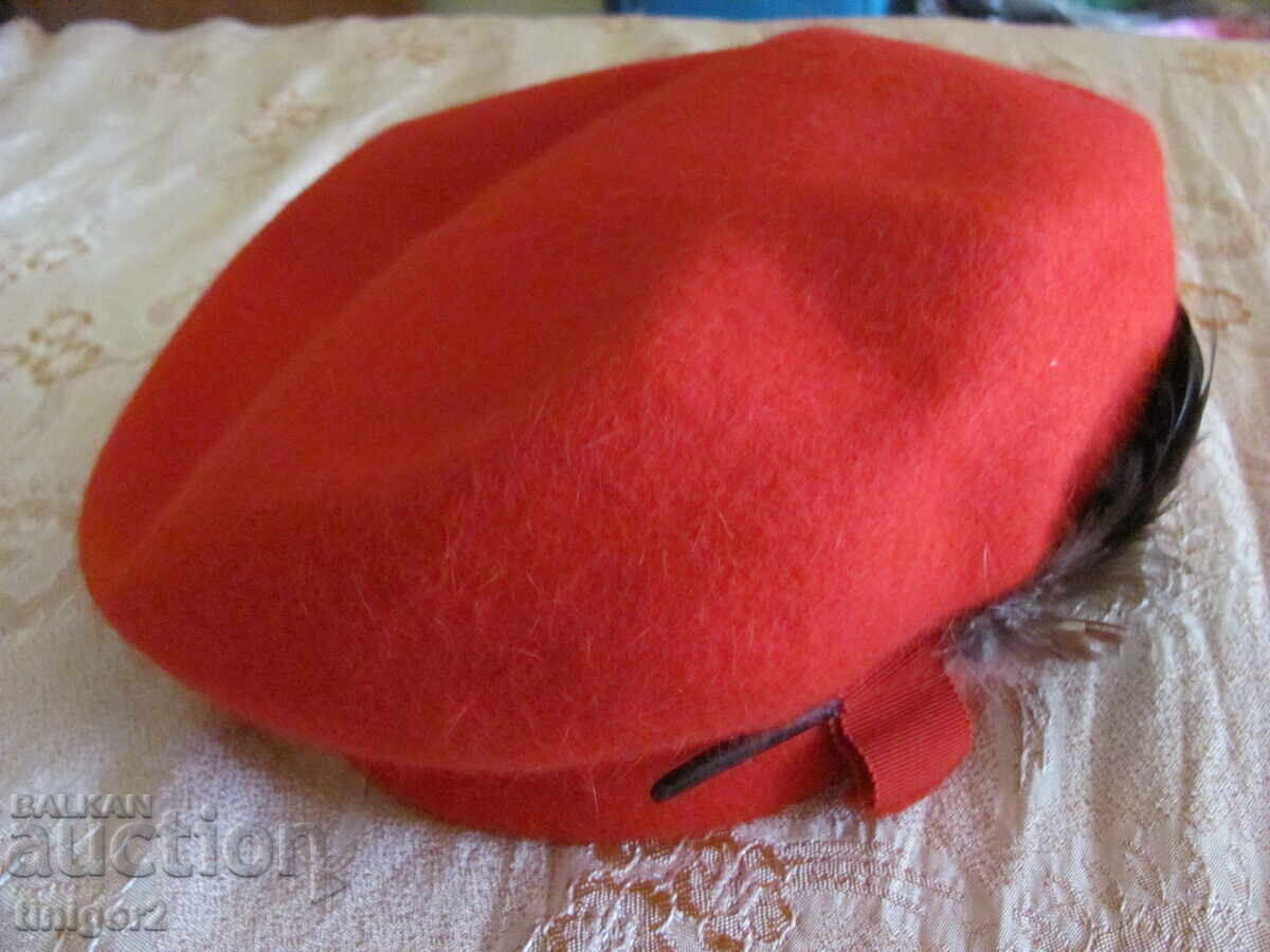 Красива червена дамска шапка барета -филц и пера - 7 Красива червена дамска шапка барета -филц и пера - 7