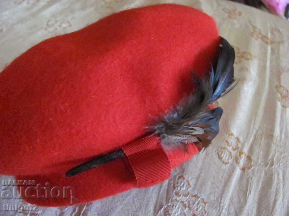 Красива червена дамска шапка барета -филц и пера Красива червена дамска шапка барета -филц и пера