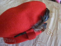 Pălărie de damă roșie, frumoasă, beretă - fetru și pene