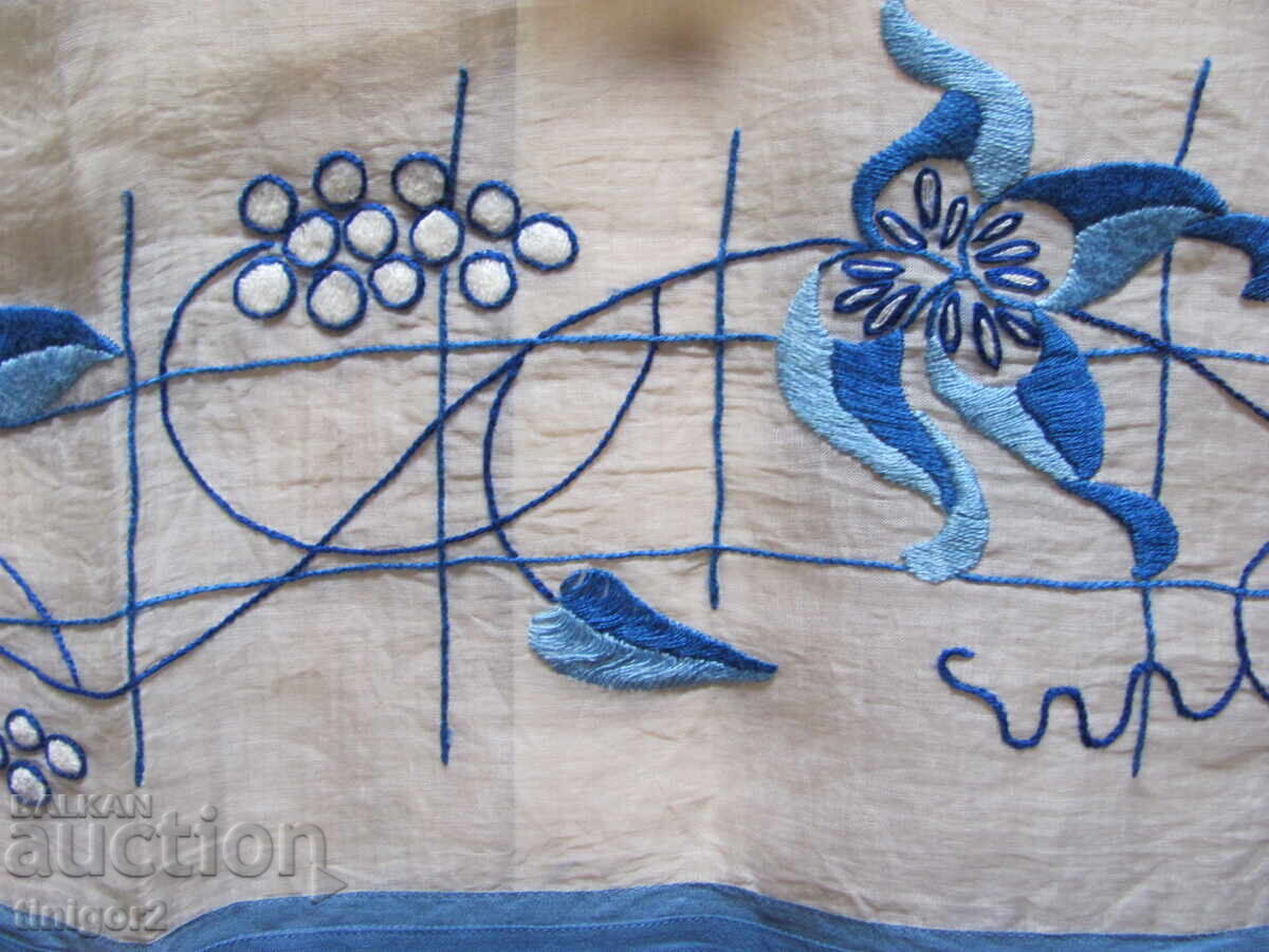 Auction Beautiful vintage hand-embroidered tablecloth, 90x90cm Auction Beautiful vintage hand-embroidered tablecloth, 90x90cm
