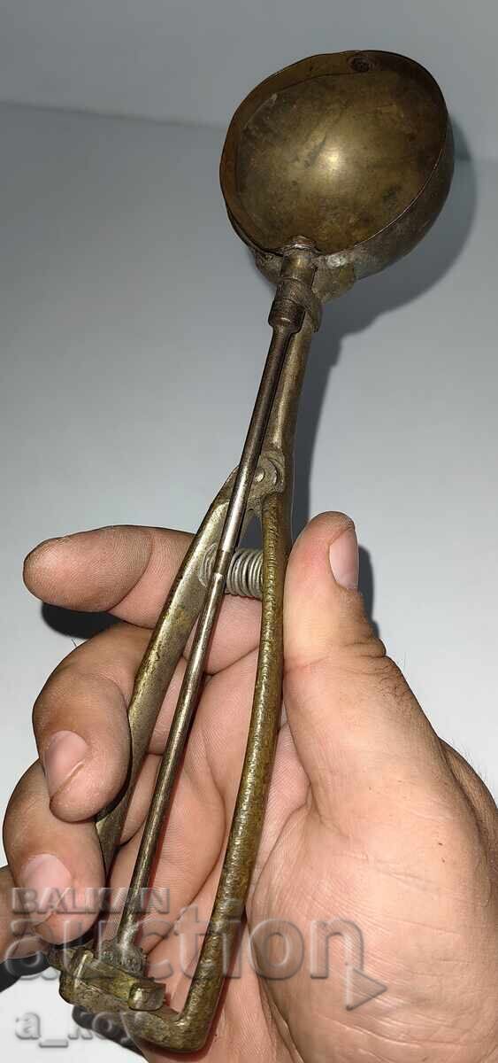 РЯДКА НАХОДКА СТАРА МЕТАЛНА ЛЪЖИЦА ЗА СЛАДОЛЕД ЗА УКРАСА - 5 РЯДКА НАХОДКА СТАРА МЕТАЛНА ЛЪЖИЦА ЗА СЛАДОЛЕД ЗА УКРАСА - 5