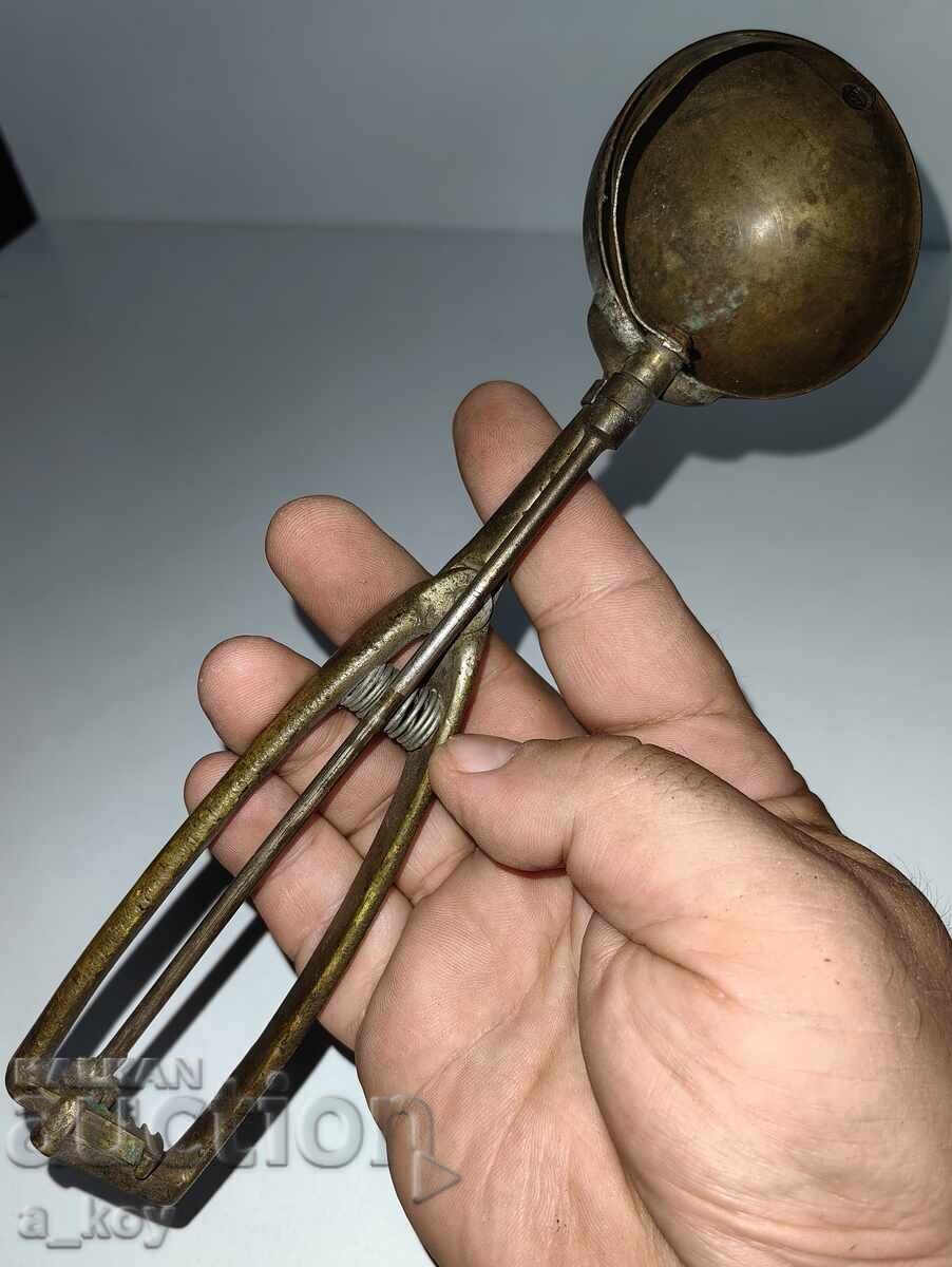 РЯДКА НАХОДКА СТАРА МЕТАЛНА ЛЪЖИЦА ЗА СЛАДОЛЕД ЗА УКРАСА РЯДКА НАХОДКА СТАРА МЕТАЛНА ЛЪЖИЦА ЗА СЛАДОЛЕД ЗА УКРАСА