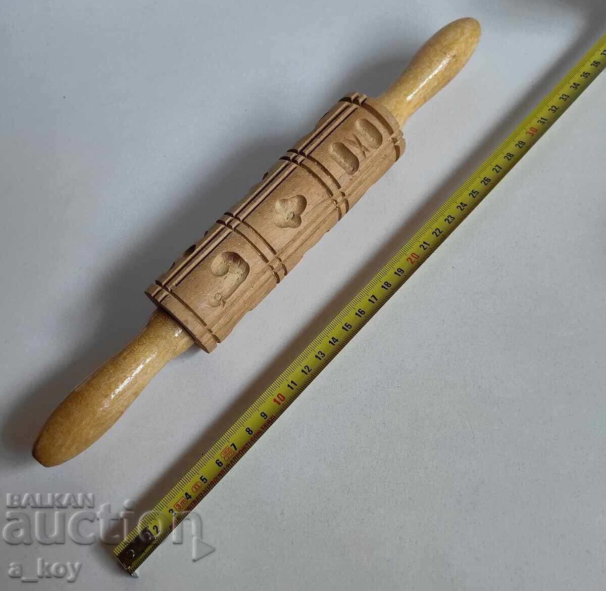 ДЪРВЕНА ТОЧИЛКА С ФИГУРИ ФОРМИ ЗА СЛАДКИ