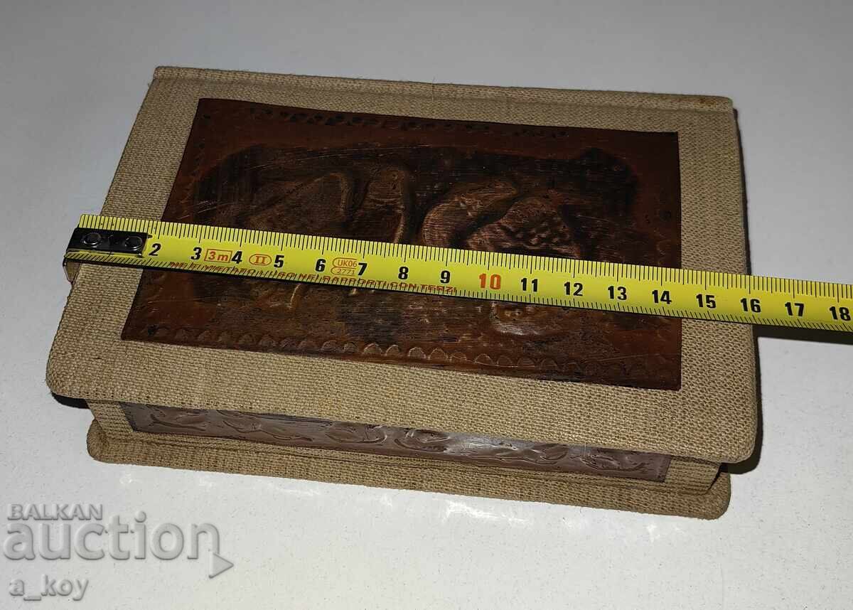 Delivery of BEAUTIFUL JEWELRY BOX WITH BRASS TRIM Delivery of BEAUTIFUL JEWELRY BOX WITH BRASS TRIM