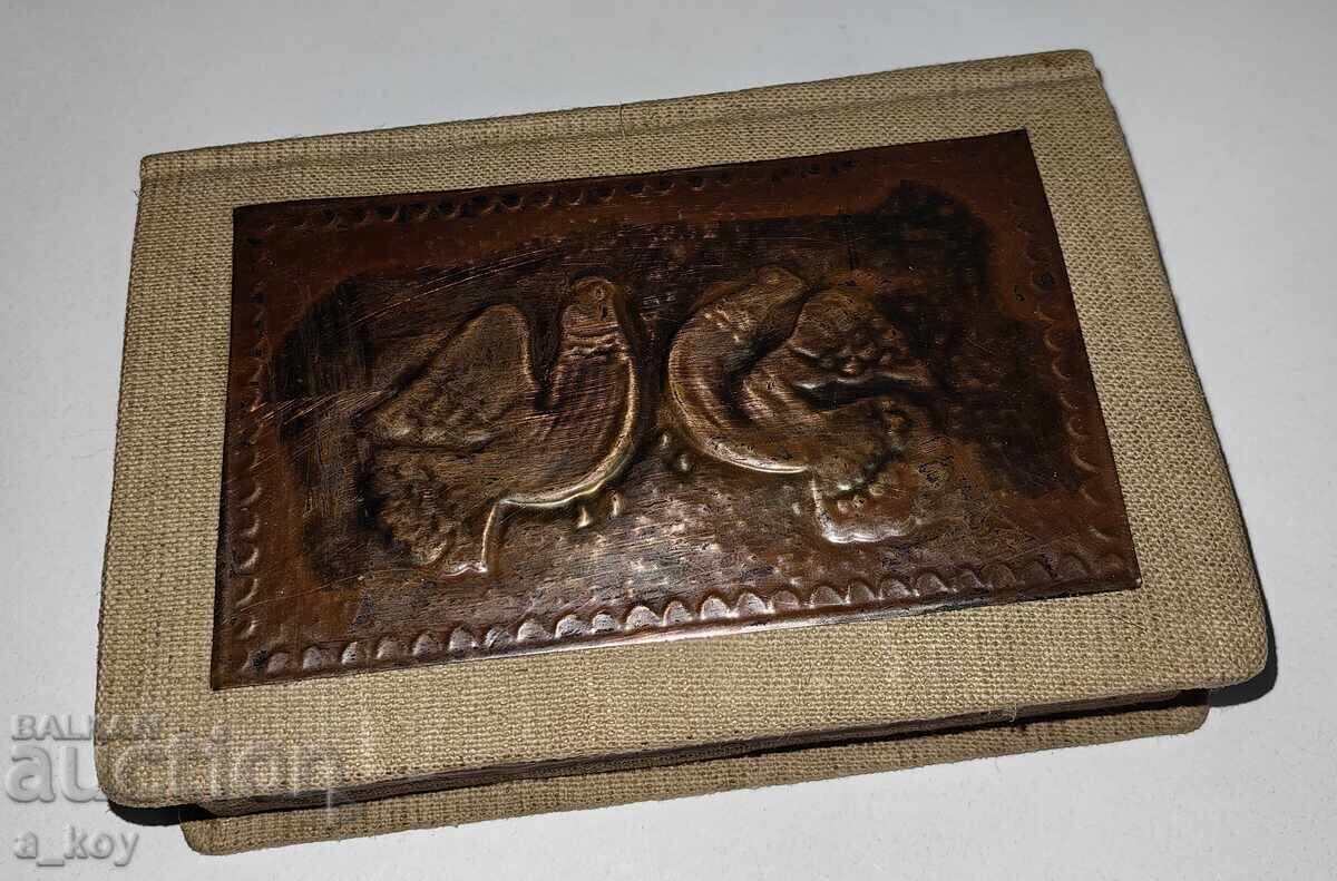 CUTIE PENTRU BIJUTERII FRUMOASĂ, CU ACCESORII DIN MIERE CUTIE PENTRU BIJUTERII FRUMOASĂ, CU ACCESORII DIN MIERE