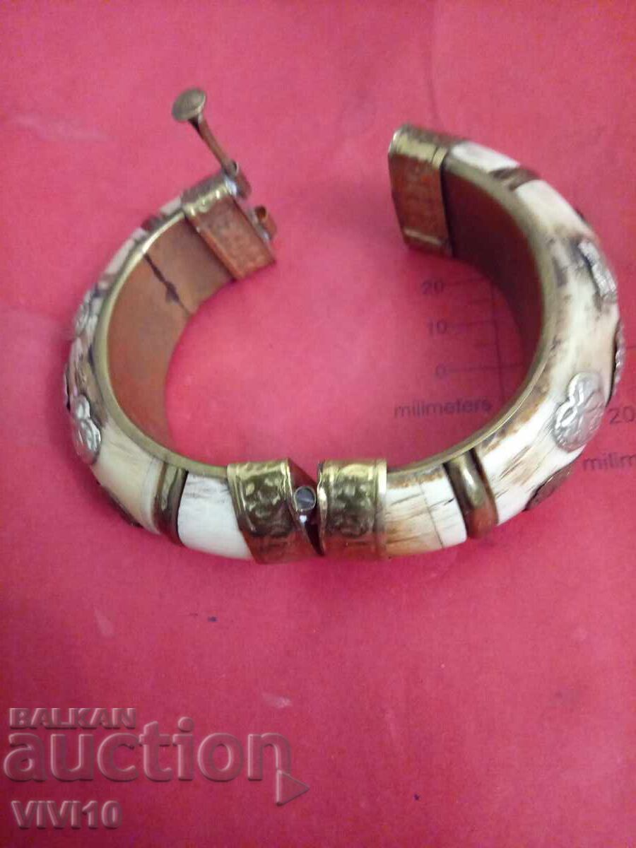 Licitație Brățară veche din os și bronz Licitație Brățară veche din os și bronz