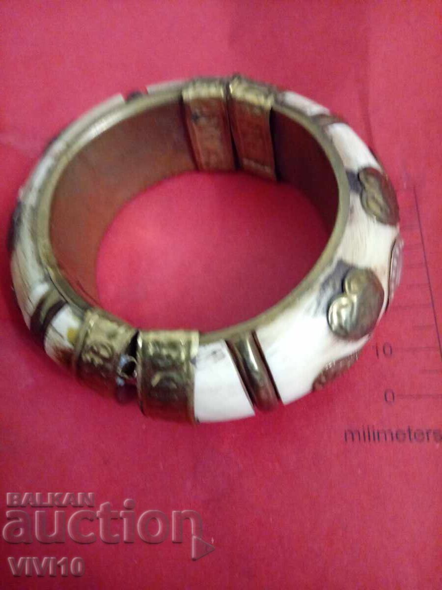 Старинна гривна от кост и бронз