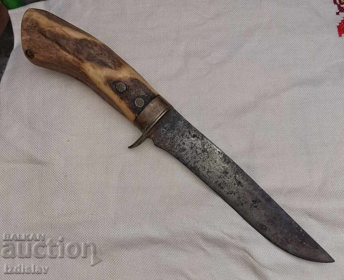 Cuțit vechi de vânătoare cu preț 70.00 BGN | € 35.79 Cuțit vechi de vânătoare cu preț 70.00 BGN | € 35.79