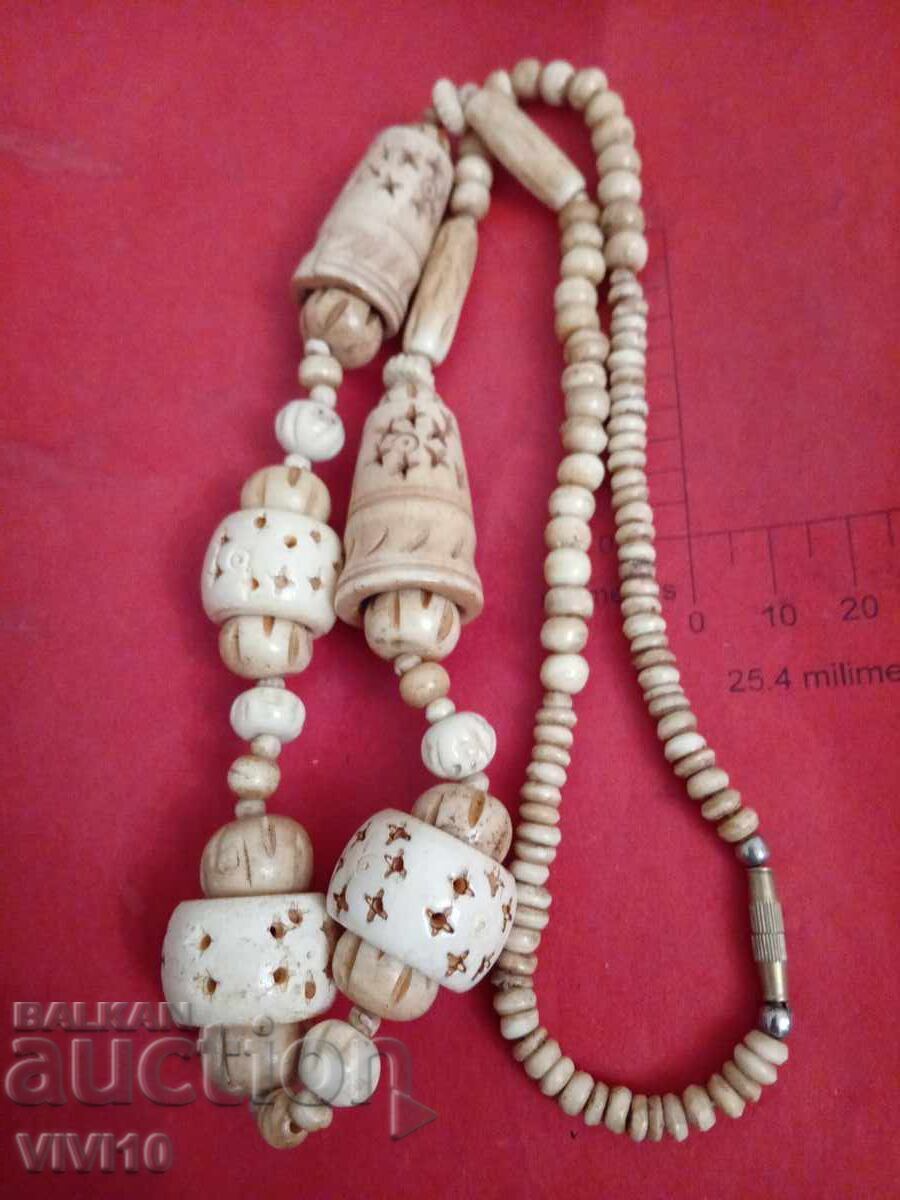 Старинно колие от кост, рог с цена 60.00 лв. | € 30.68 Старинно колие от кост, рог с цена 60.00 лв. | € 30.68