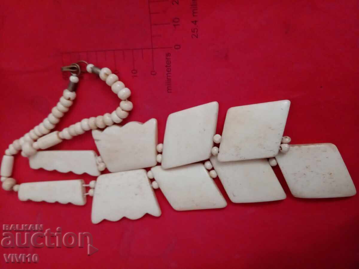 Старинно колие от кост с цена € 25.00 | 48.90 лв.