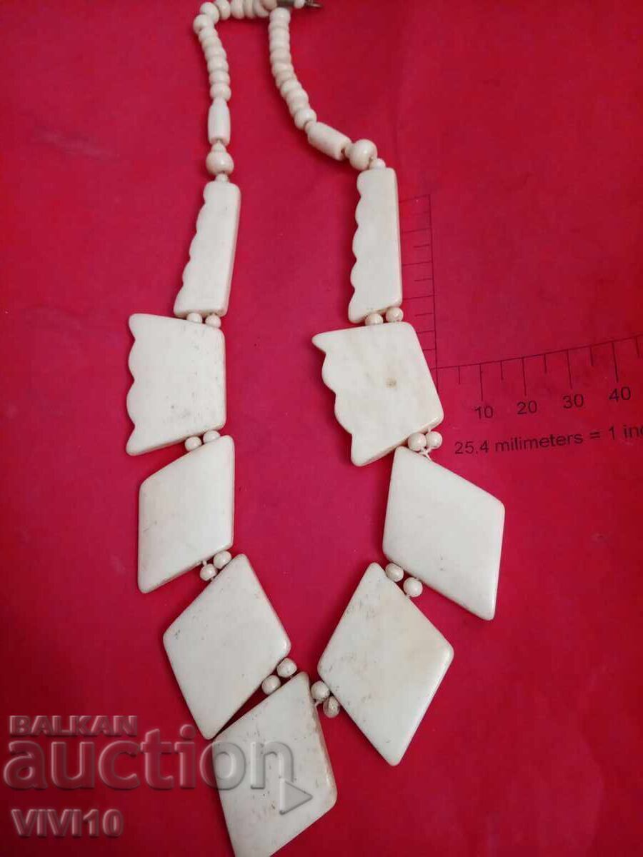 Αρχαίο κολιέ από κόκαλο