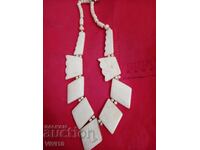 Αρχαίο κολιέ από κόκαλο