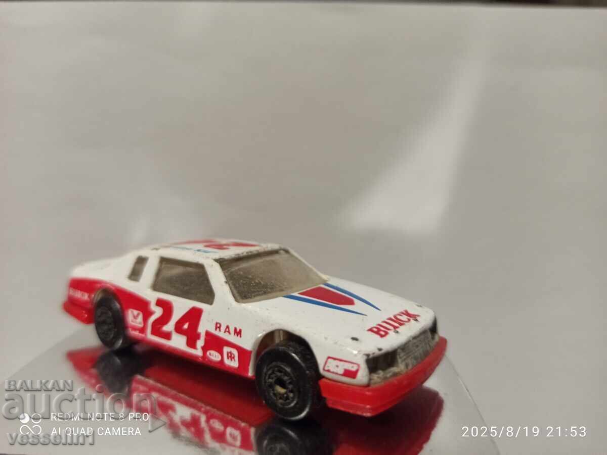Стара играчка 1/64 рядка количка buick lesarre le Man с цена € 9.20 | 17.99 лв.