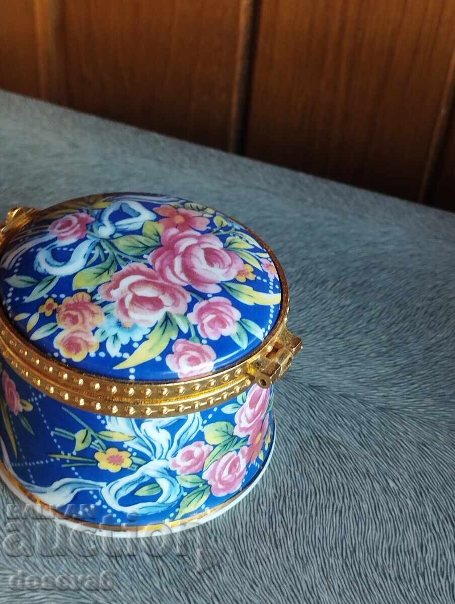 Fenton China 60 de ani de naștere, cutie de bijuterii, porțelan os cu preț 15.00 BGN | € 7.67