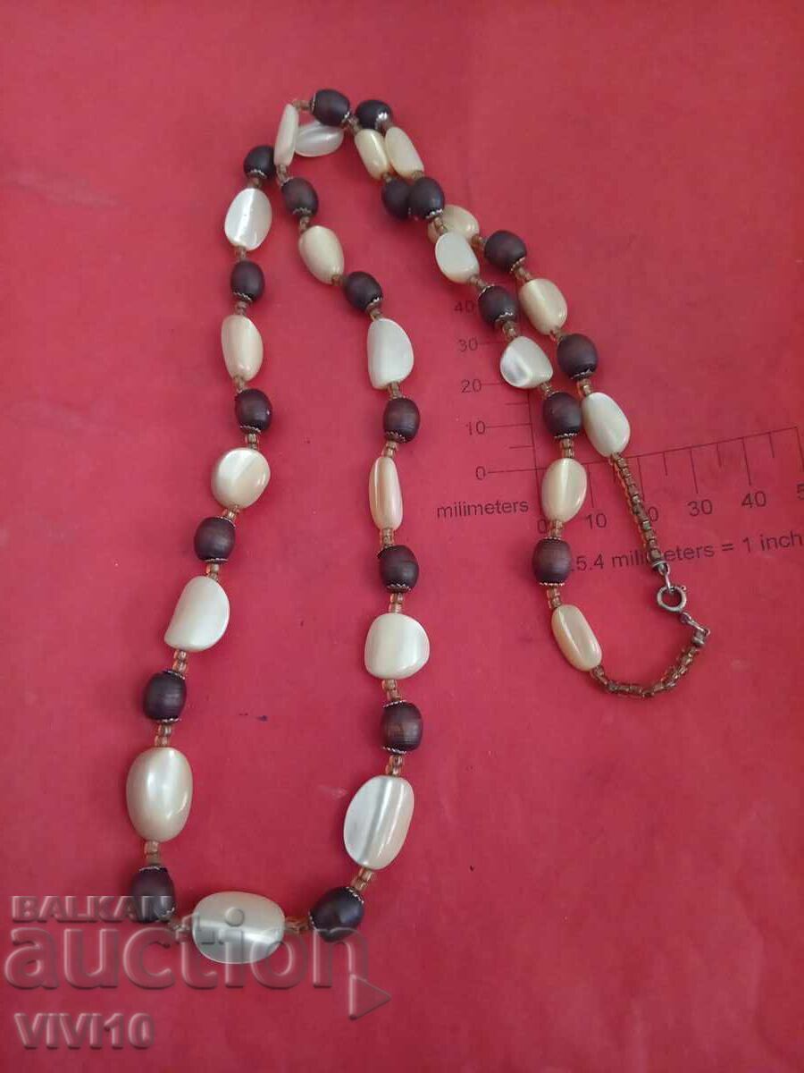 Colier vechi de sidef cu preț € 20.00 | 39.12 BGN