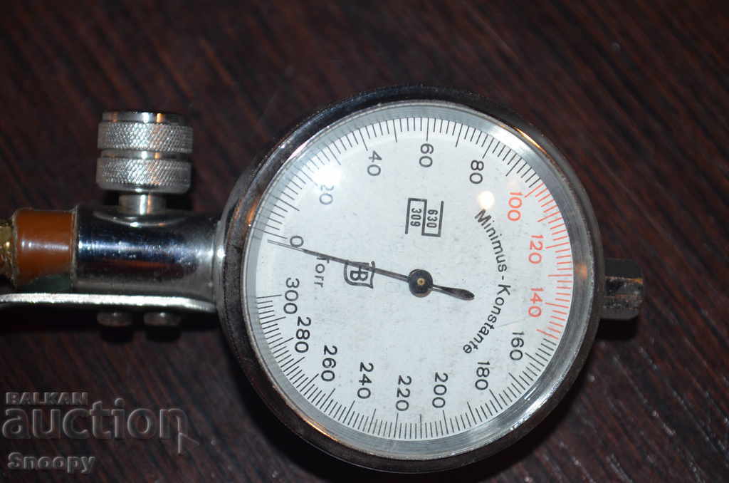 Sphygmomanometer - metal manometer
