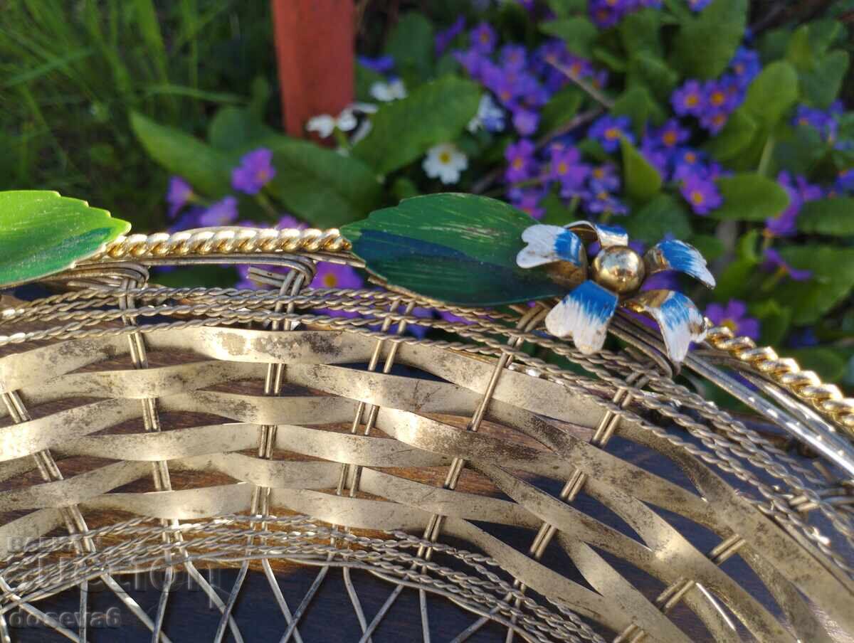 Аукцион Метален панер за хляб, а защо не и великденски яйца, плодове