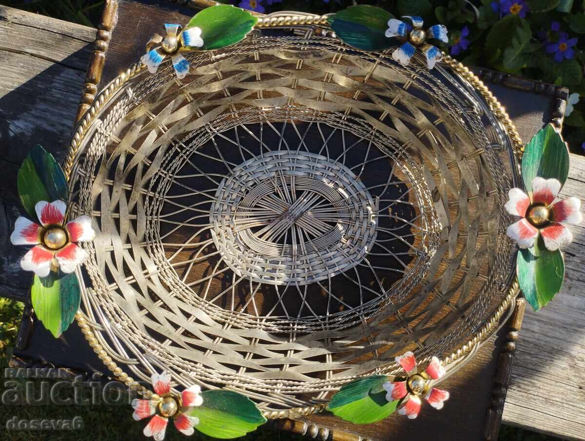 Доставка на Метален панер за хляб, а защо не и великденски яйца, плодове