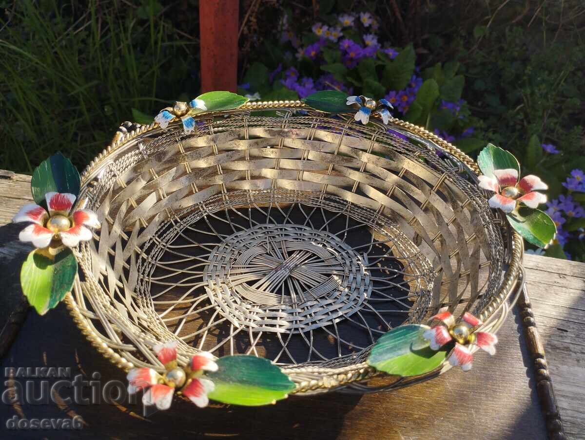 Метален панер за хляб, а защо не и великденски яйца, плодове