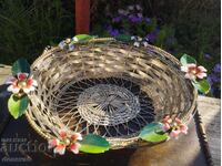 Coș metalic pentru pâine, dar de ce nu și ouă de Paște, fructe