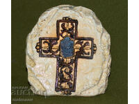 Ръчно издълбана каменна скулптура, кръст