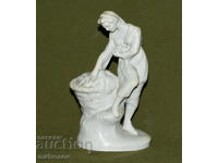 Figurină ceramică veche, lucrată manual, reprezentând o femeie