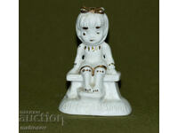 Figurină decorativă din porțelan, lucrată manual, reprezentând o fetiță