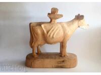 Sculptură mare, neterminată, din lemn, reprezentând o vacă