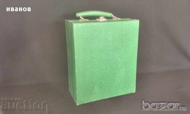 Set de melamină vintage, trusă de picnic din anii '60 cu preț 188.00 BGN | € 96.12