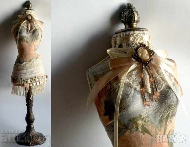 Licitație Manechin de 50 cm, formă de rochie, decorat manual Licitație Manechin de 50 cm, formă de rochie, decorat manual