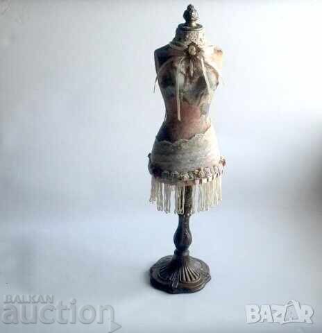 Manechin de 50 cm, formă de rochie, decorat manual