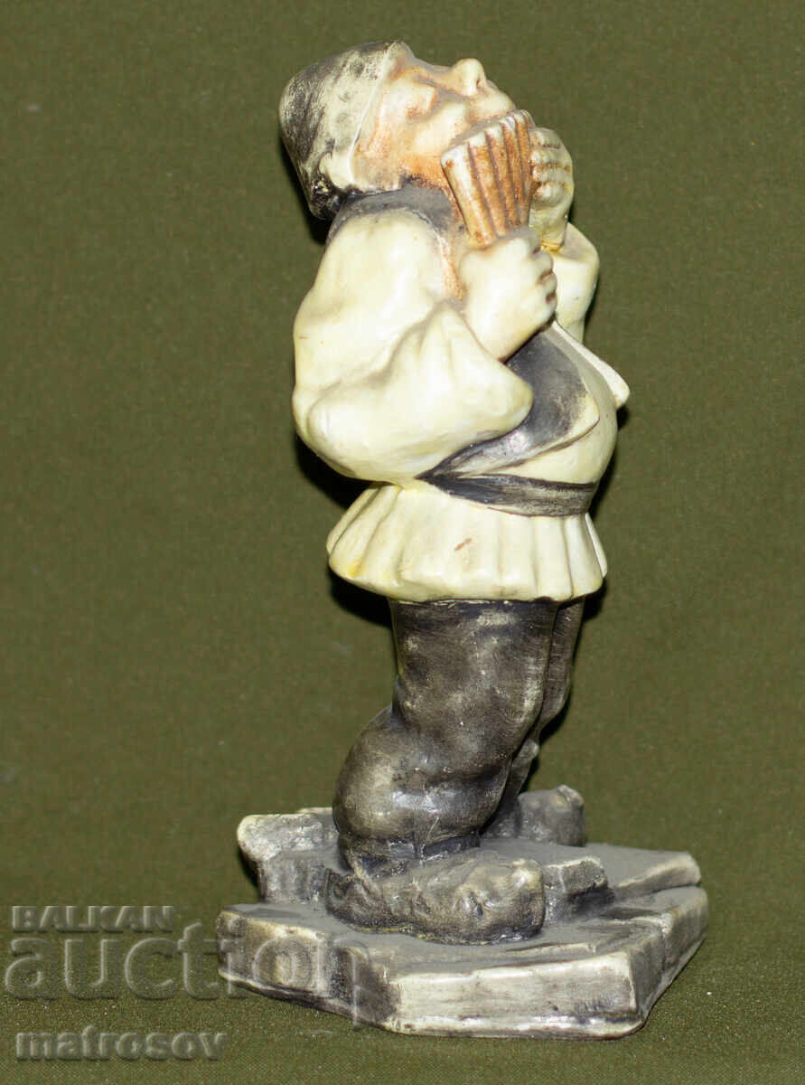 Statuetă ceramică decorativă reprezentând muzician cu preț 100.00 BGN | € 51.13