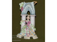 Figurină ceramică decorativă reprezentând o femeie