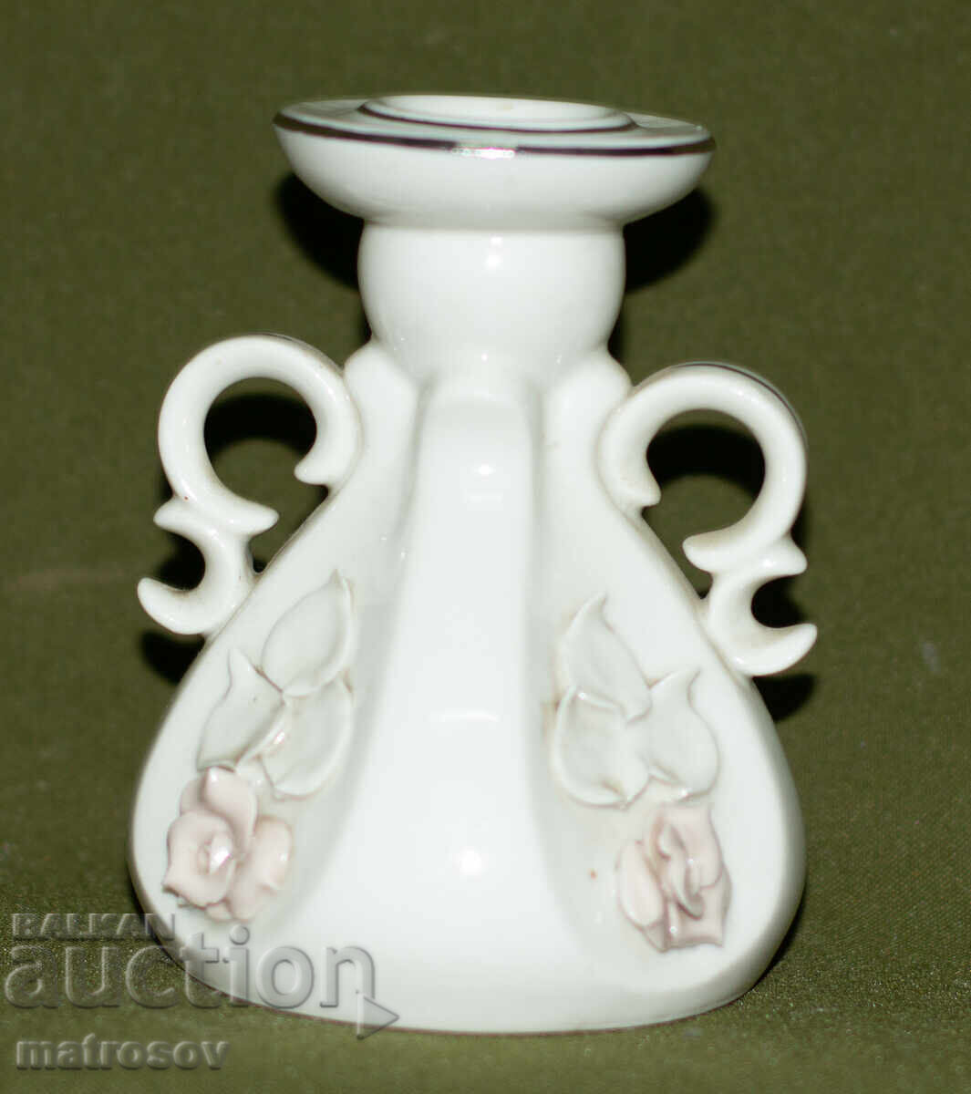 Sfeșnic din porțelan cu motive florale cu preț 80.00 BGN | € 40.90 Sfeșnic din porțelan cu motive florale cu preț 80.00 BGN | € 40.90