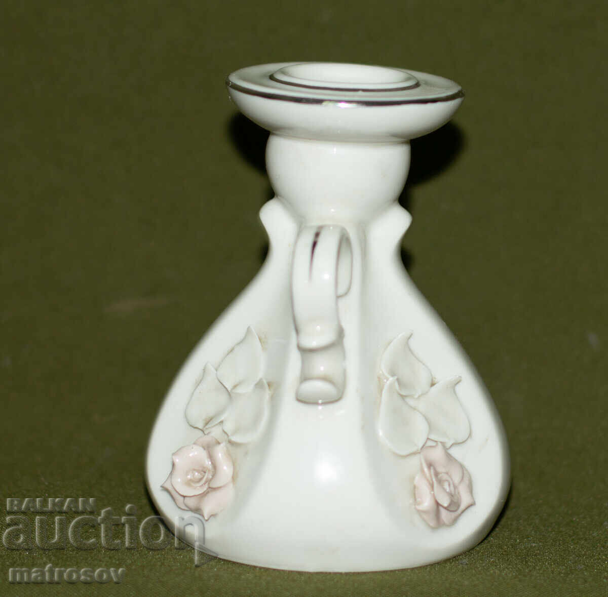 Licitație Sfeșnic din porțelan cu motive florale Licitație Sfeșnic din porțelan cu motive florale