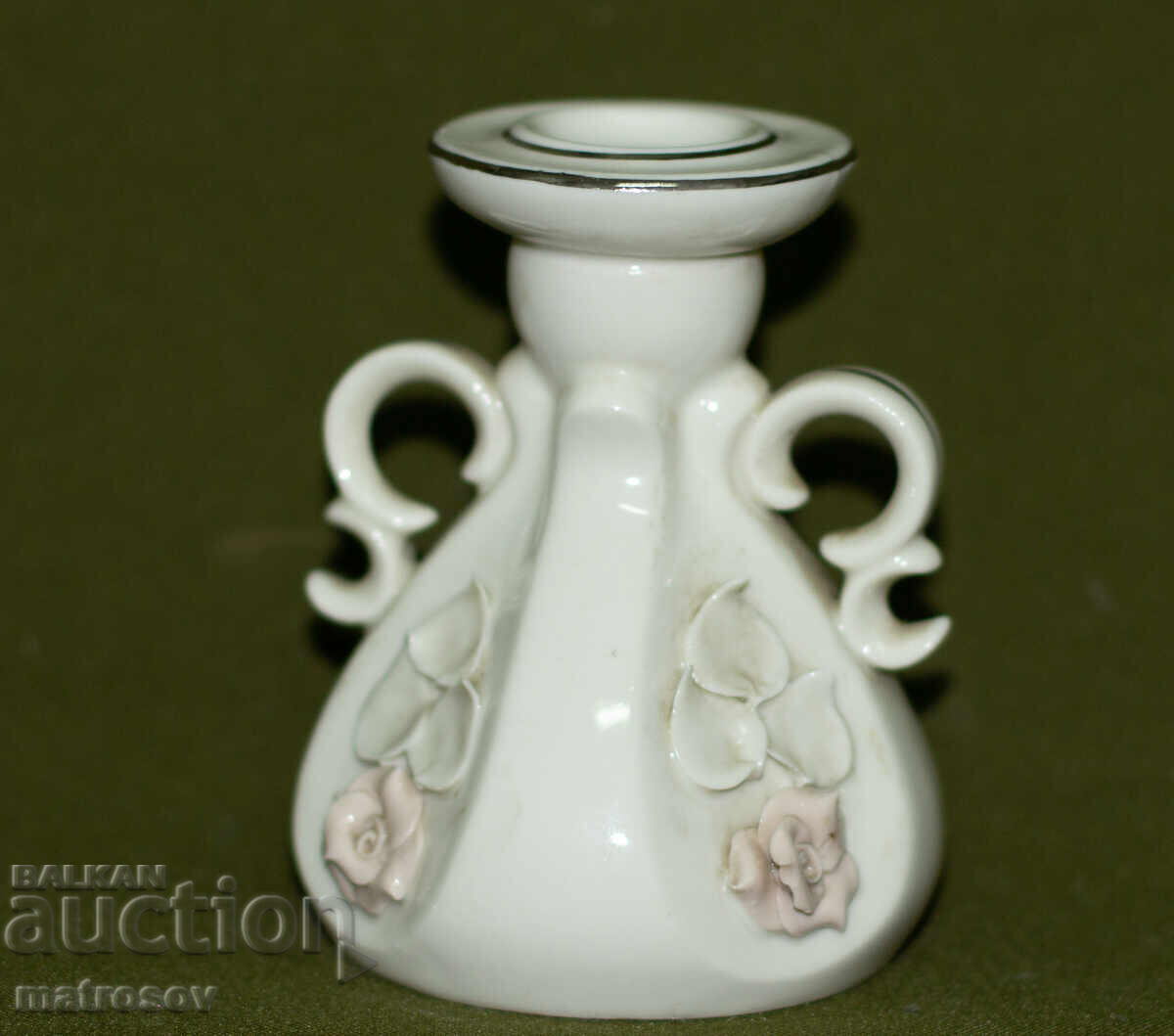 Livrarea Sfeșnic din porțelan cu motive florale Livrarea Sfeșnic din porțelan cu motive florale